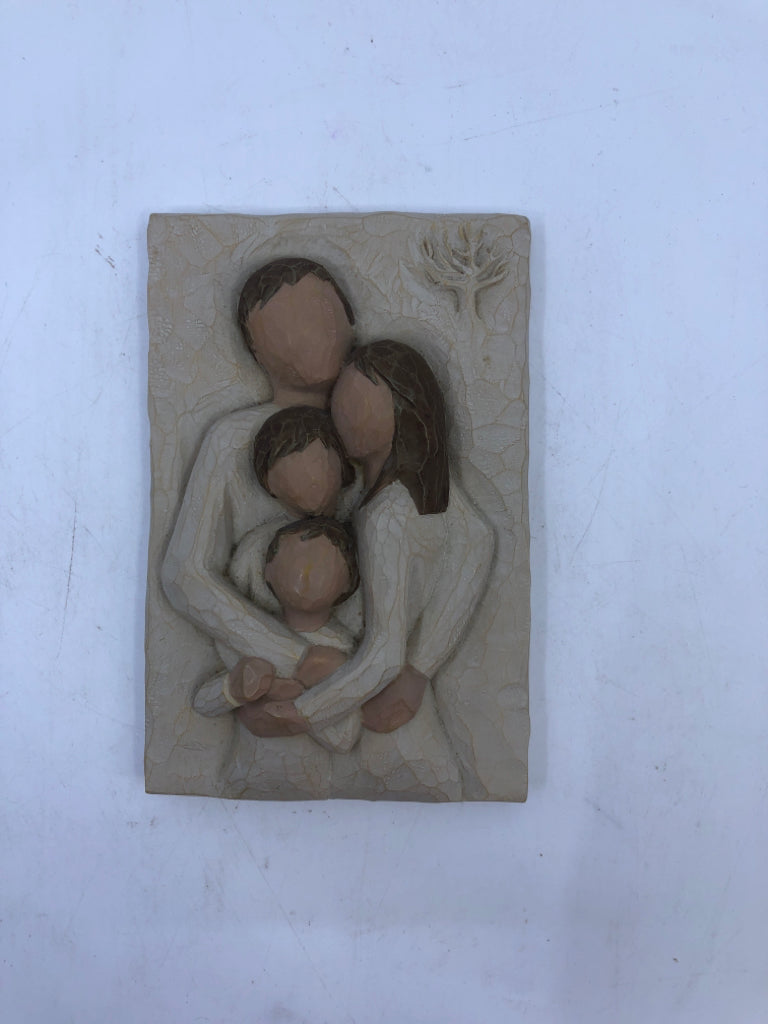 WILLOW TREE FAMILY HUGGING PLAQUE.
