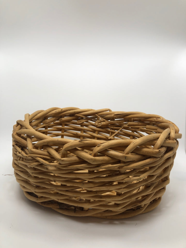 THICK WOVEN WICKER BASKET.