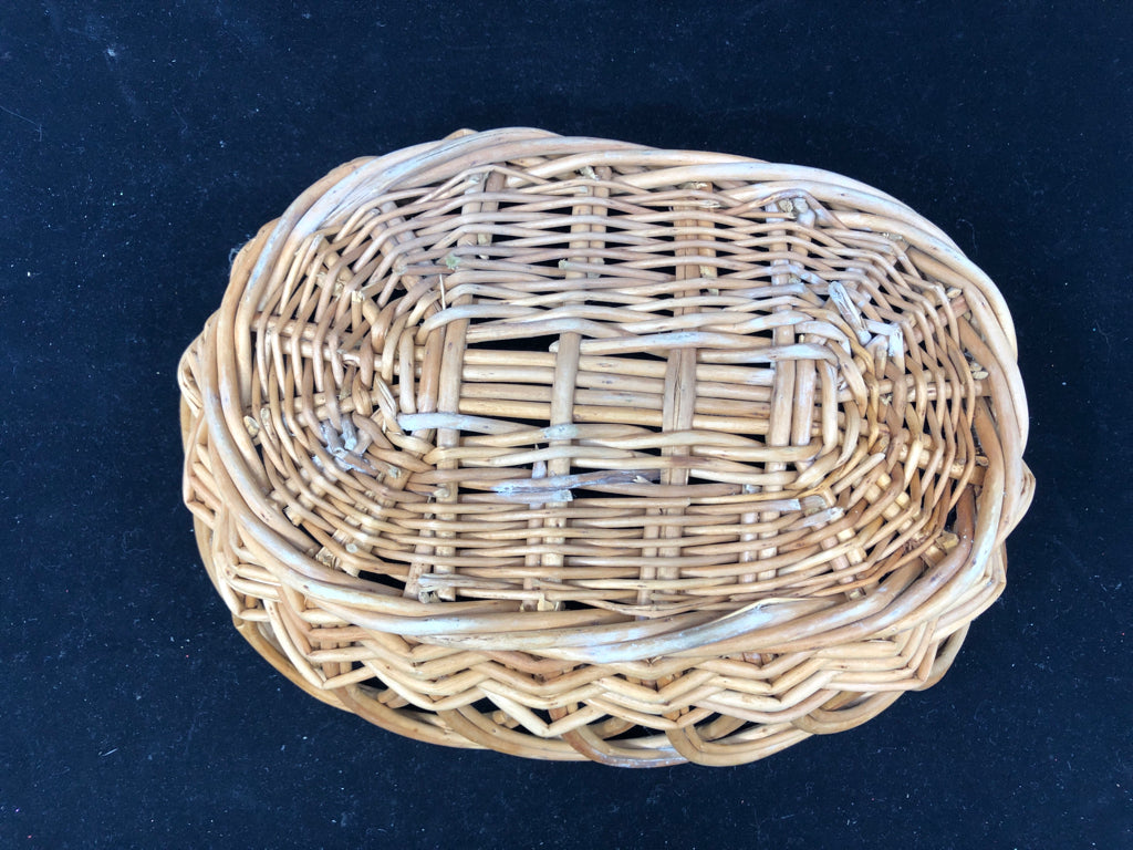 OVAL CUT OUT WAVY EDGE BASKET.