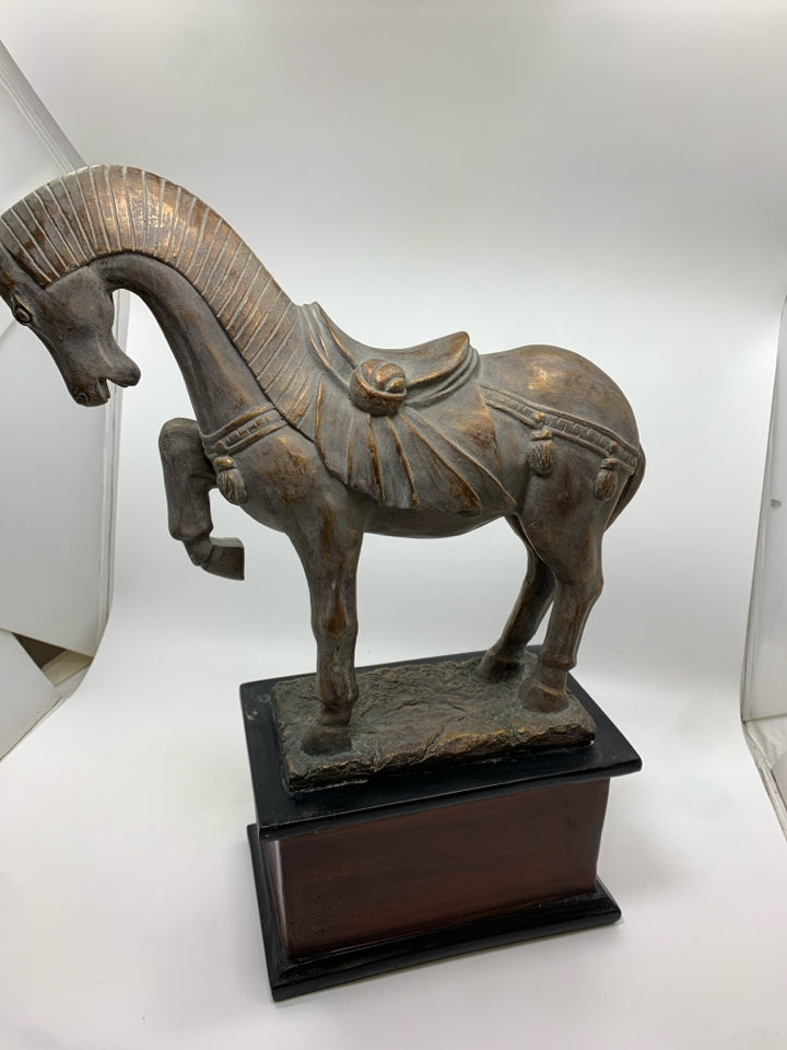 DISTRESSED RESIN HORSE ON WOOD BLOCK DECOR.
