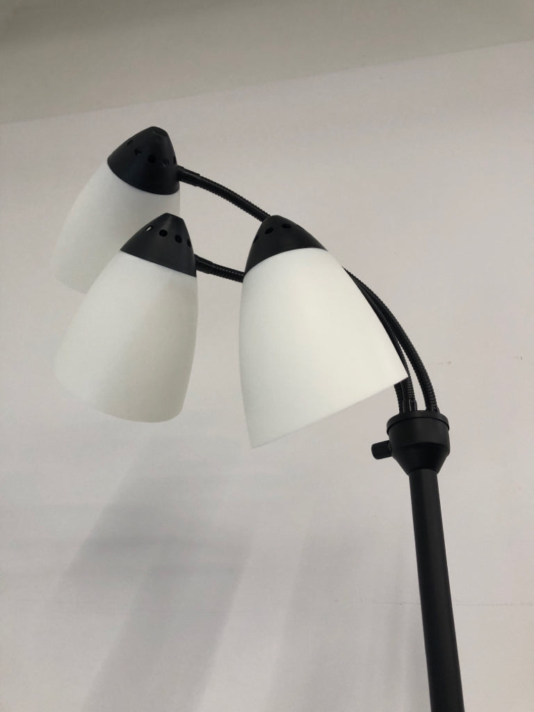 ADJUSTABLE 3 SECTION FLOOR LAMP.