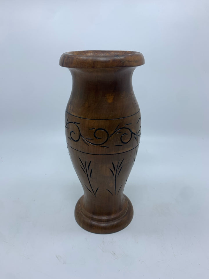 VTG CARVED WOOD VASE W/LEAF DESIGN.