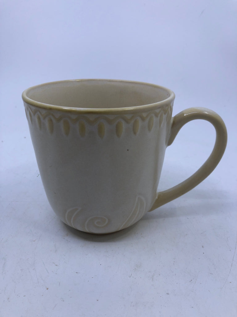 4 WAVE/DOT DESIGN DINNER PLATES + 4 MUGS