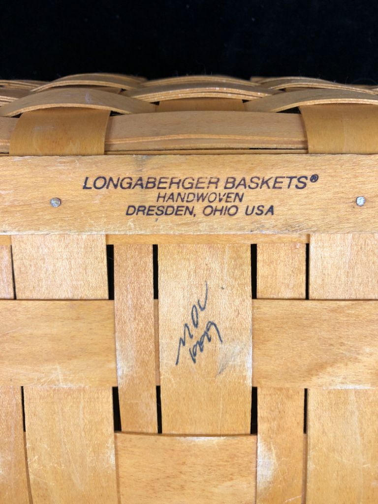 1999 BLONDE RECTANGULAR BASKET W/HANDLES.