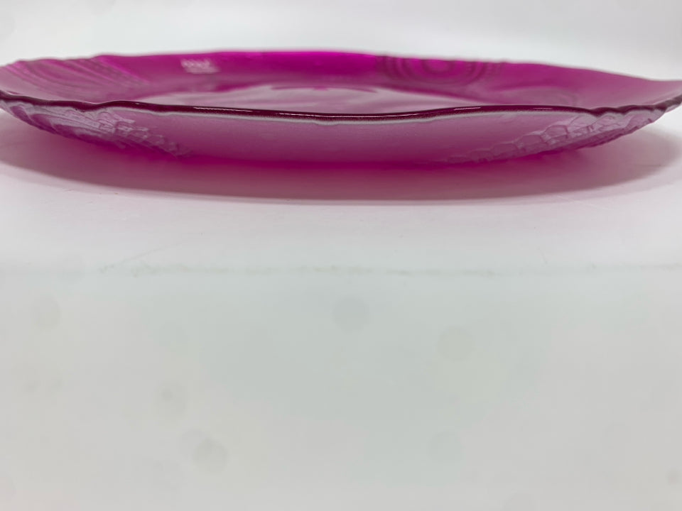 FUCHSIA GLASS PLATE W/PAISLEY PATTERN.