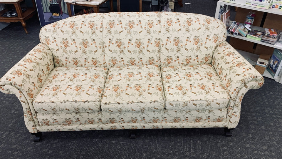 VTG FLORAL W/ DARK LEGS CREAM COUCH.