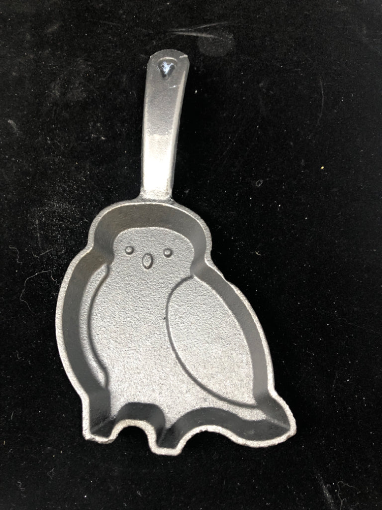SMALL BIRD SHAPED EGG SKILLET.