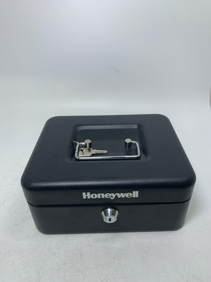 SMALL METAL LOCK SAFE W/ KEY.