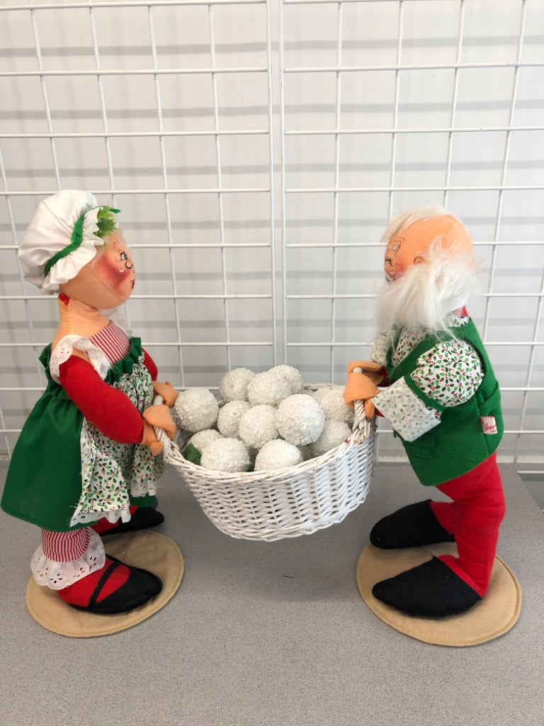 ANNALEE MR AND MRS CLAUS HOLDING BASKET OF SNOWBALLS LG FIGURINE.