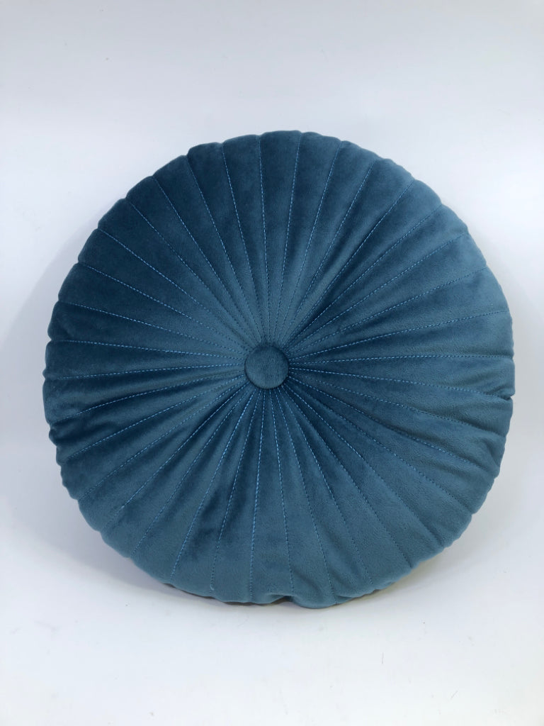 ROUND TEAL ACCENT PILLOW W/BUTTON.