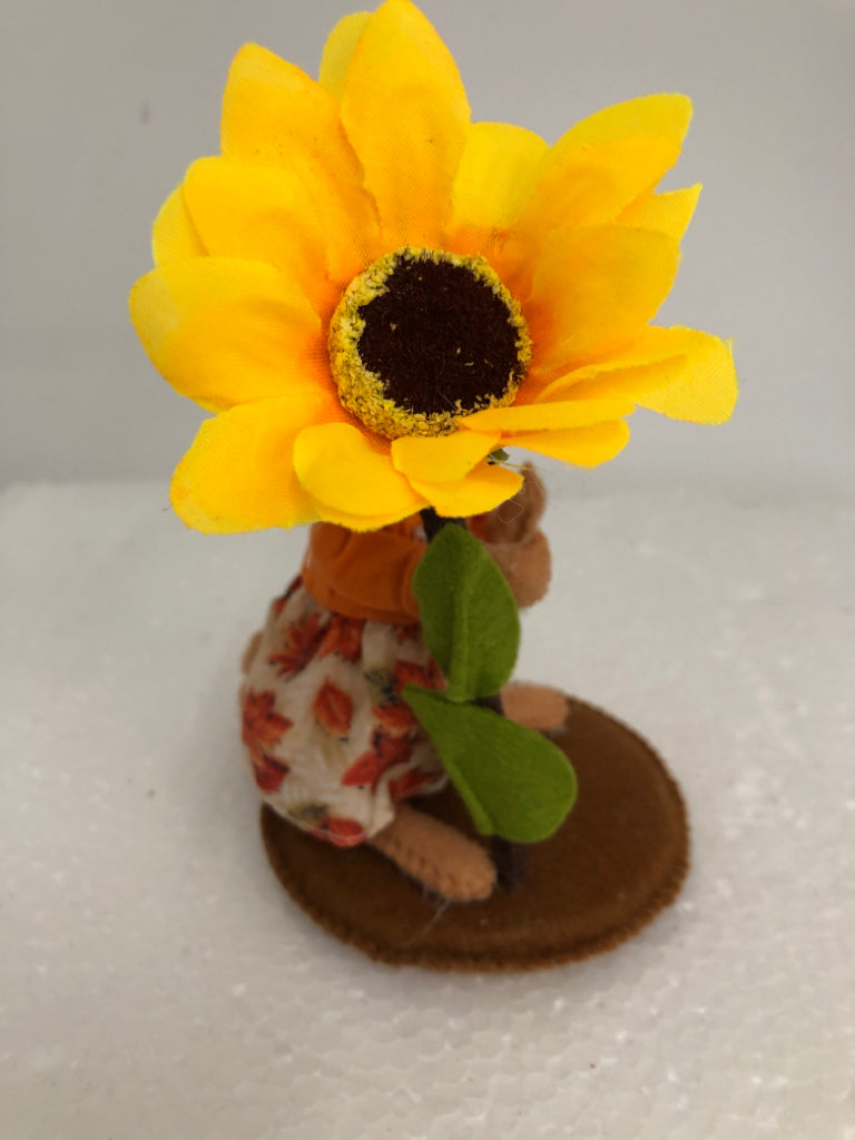 ANNA LEE MOUSE W/ MAPLE LEAF DRESS/ SUNFLOWER GROWING NEXT TO HER.