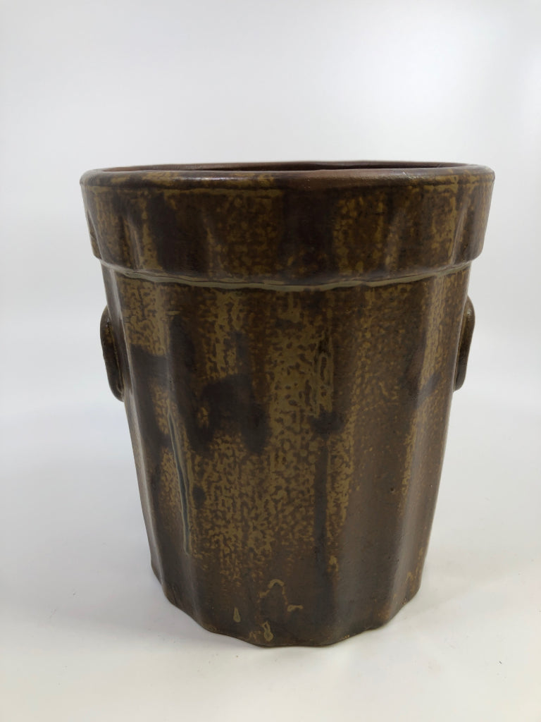 BROWN DIPPED CROCK PLANTER W/FAUX HANDLES.