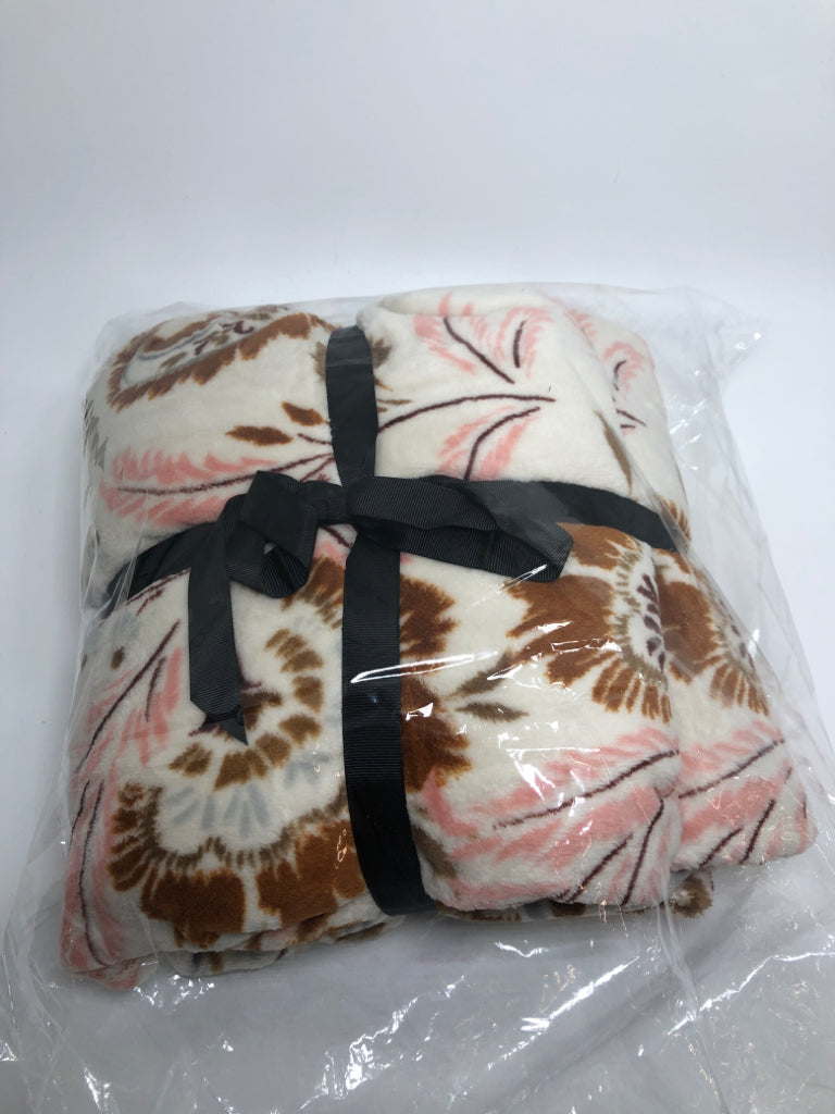 NIP VERA BRADLEY THROW BLANKET.