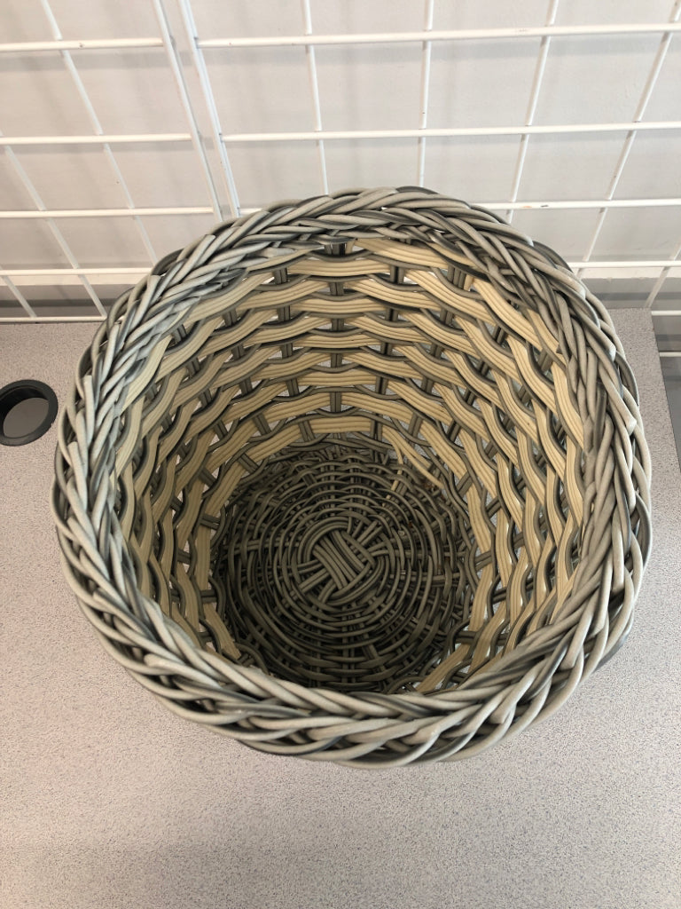 GREY/CREAM WOVEN ROUND BASKET.