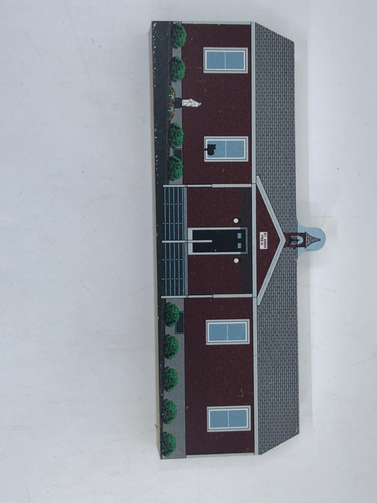 LEOMINSTER ST ANNA LITTLE RED SCHOOL HOUSE SHELF BLOCK.