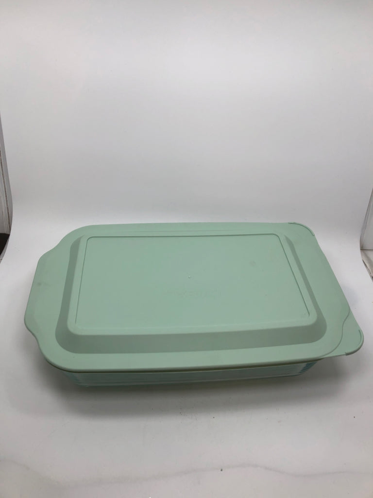 GLASS BAKING DISH W/TEAL LID.