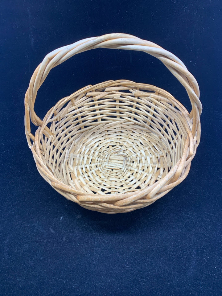 BLONDE WOVEN BASKET W HANDLE.