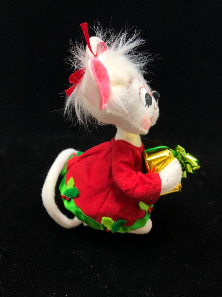 ANNALEE WHITE MOUSE GIRL HOLDING PRESENT 2015.
