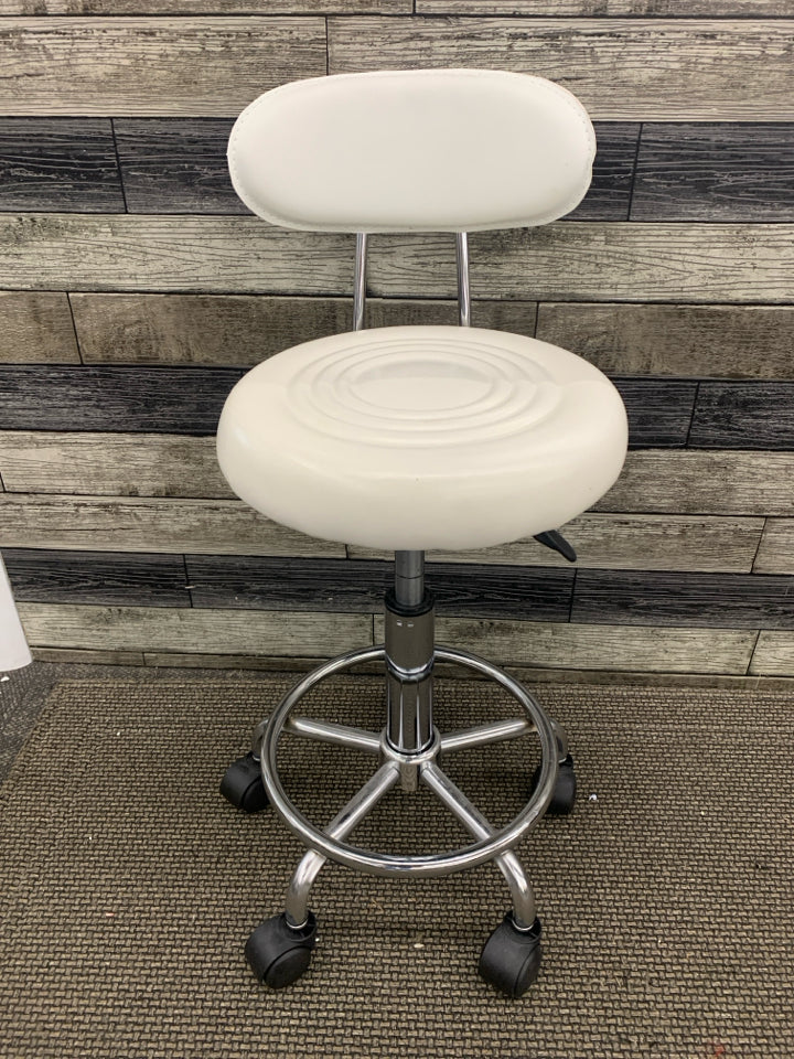 WHITE SWIVEL ADJUSTABLE DESK CHAIR.