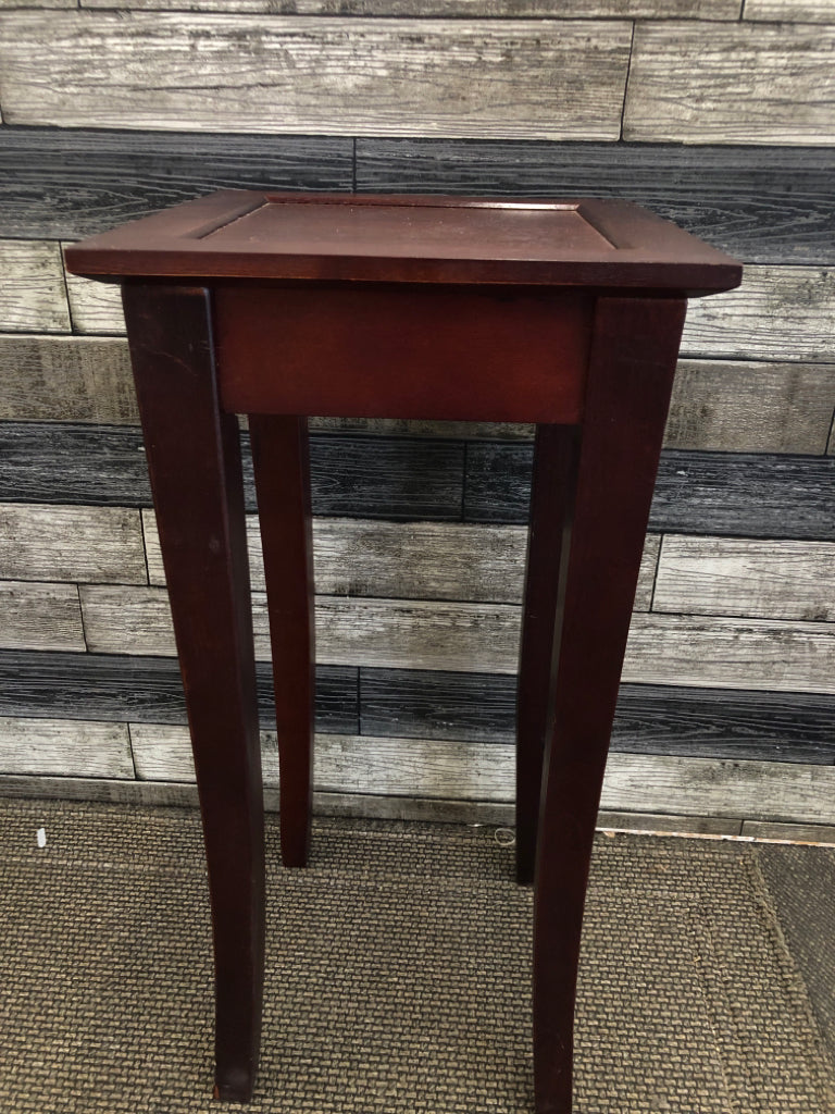 CHERRY COLORED WOOD SQUARE PLANT STAND.