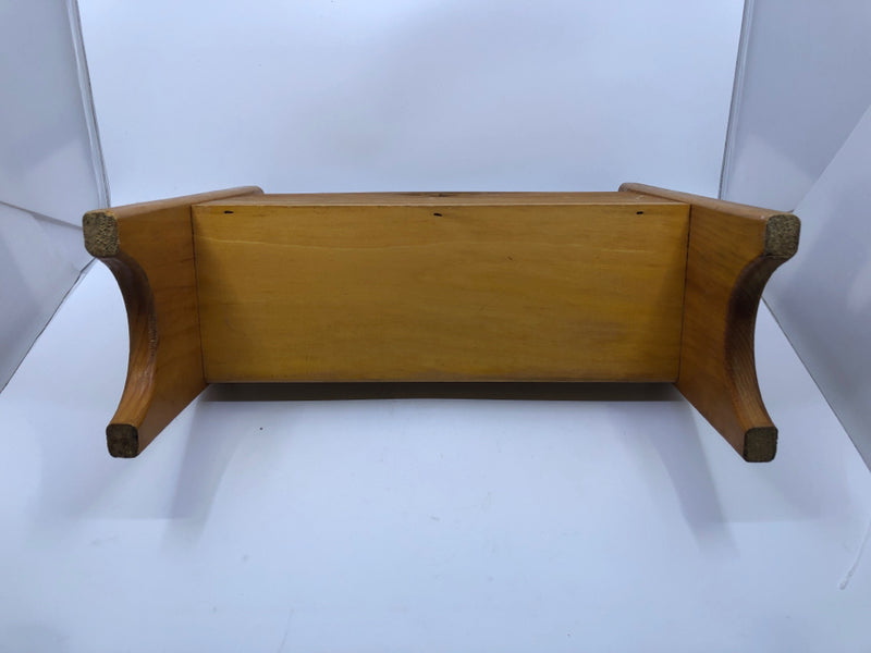 SMALL BLONDE WOOD DOLL BENCH.