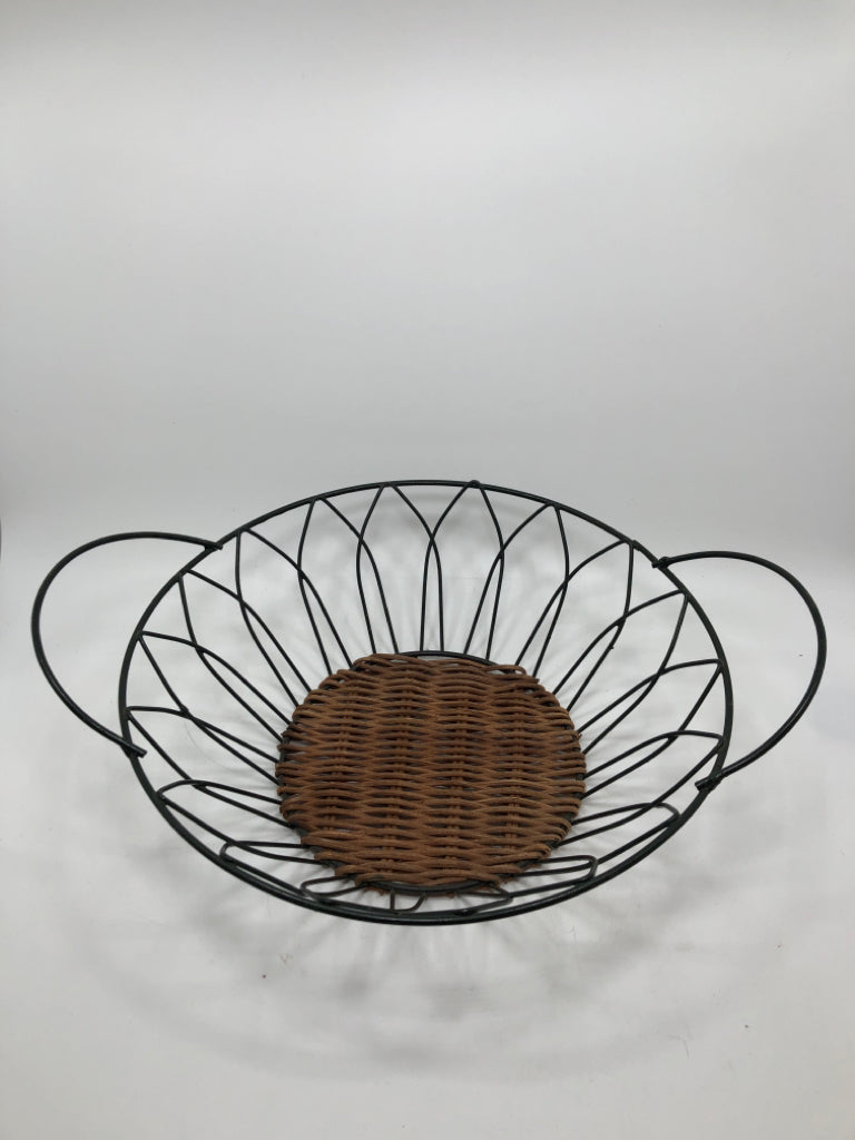 GREEN METAL BASKET W/WICKER BOTTOM.