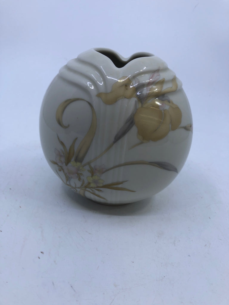CIRCLE VASE W/ TAN FLOWERS.