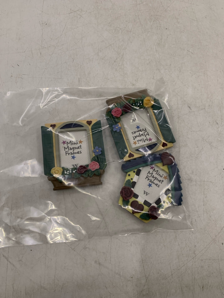 3 MINI MAGNET PHOTO FRAMES IN BAG.