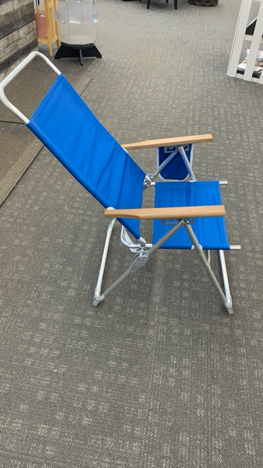 FOLDING BLUE BEACH CHAIR.