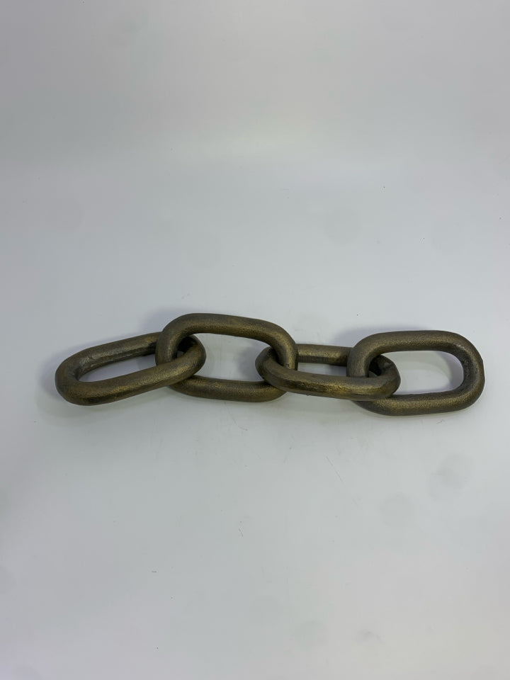 GOLD CHAIN LINK DESK DECOR.