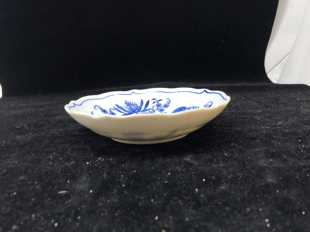 VTG BLUE AND WHITE VIDALLIA ONION PATTERN BOWL.