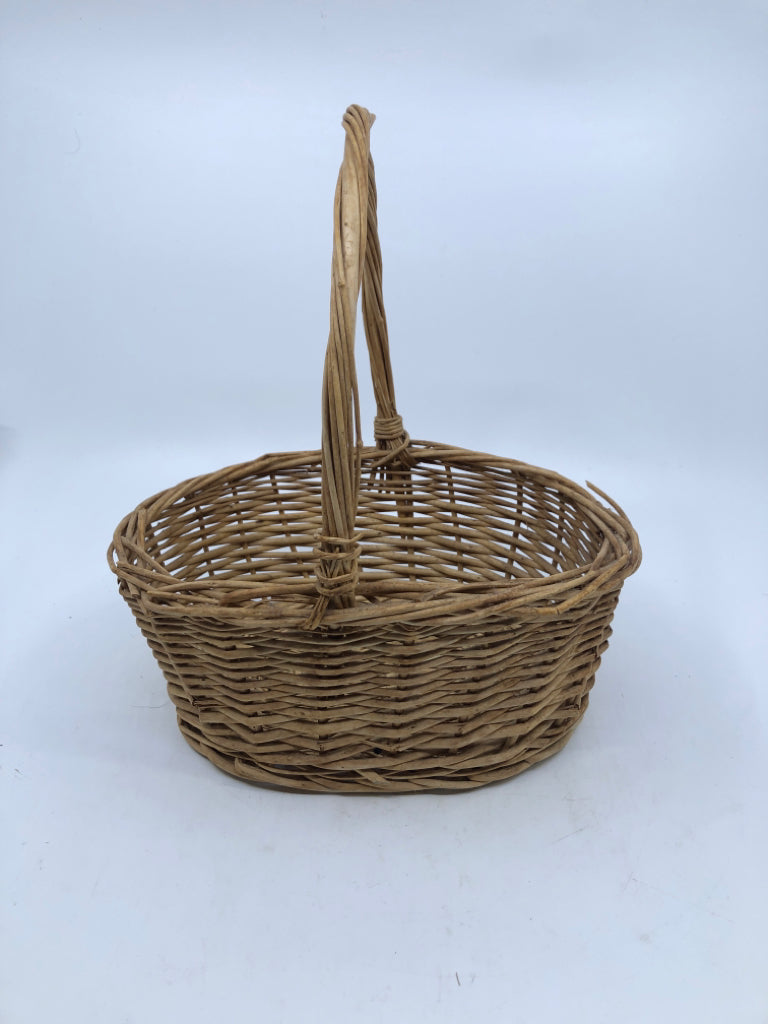 WICKER BASKET W/HANDLE.