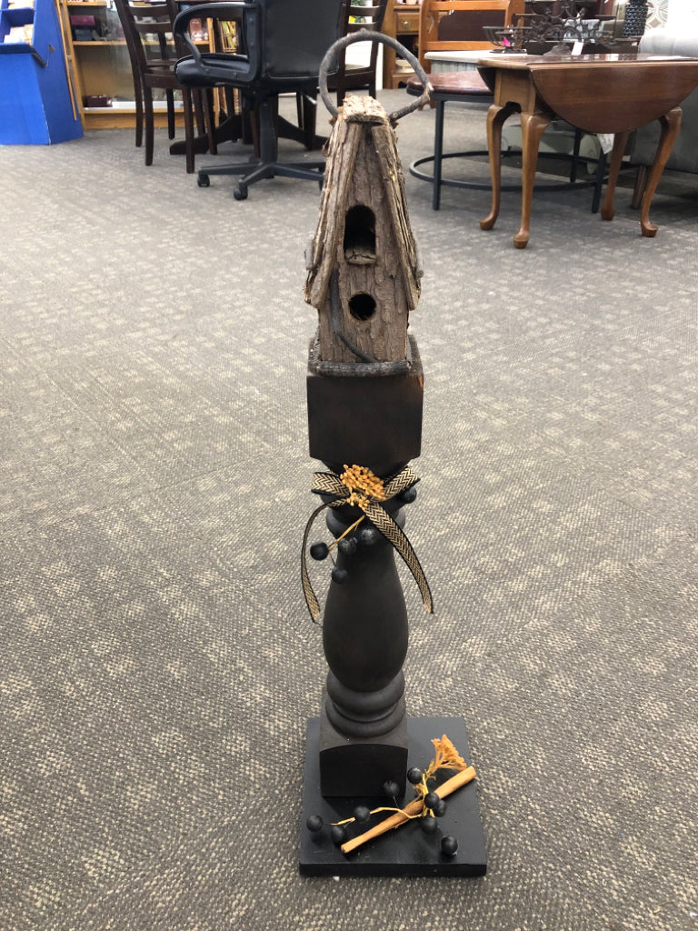PRIMITIVE BIRDHOUSE ON POST W/BLACK BERRIES.
