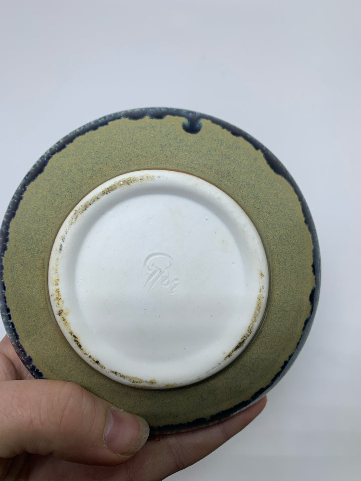 POTTERY DARK BLUE SPeCKLE ED CIRCLE FLOWER FROG.