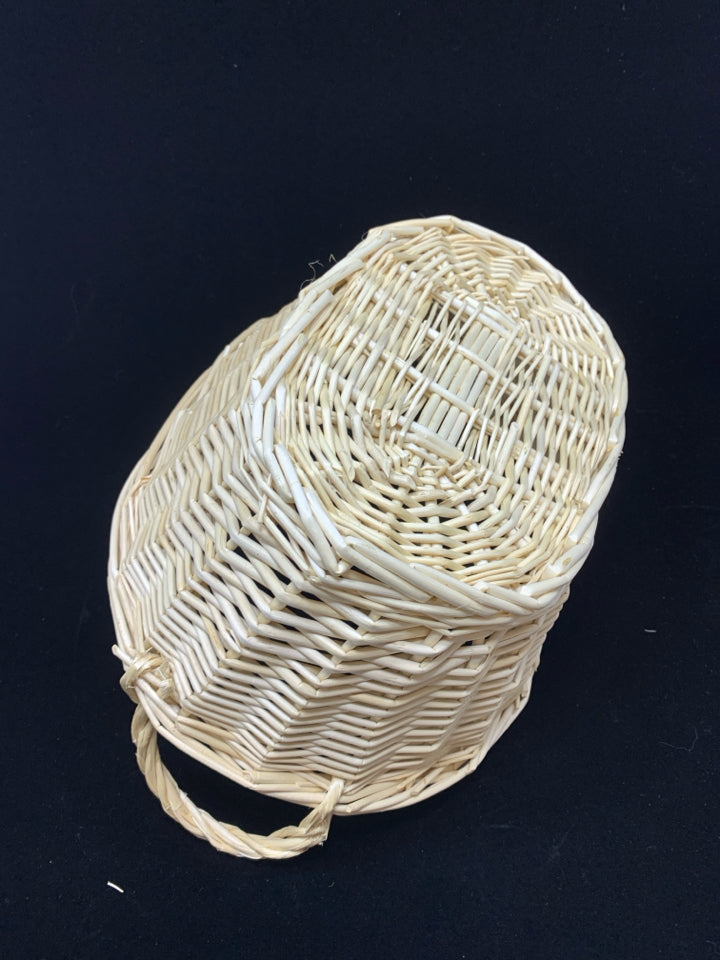 LIGHT OVAL BASKET W/WOVEN HANDLES.