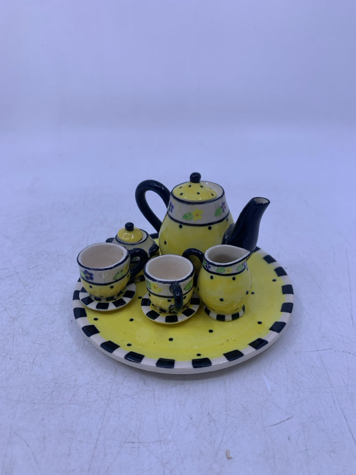 MINI BLACK/YELLOW 8 PC TEA SET IN BAG.