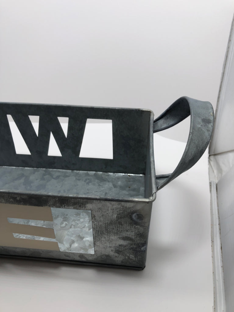 METAL WINE HOLDER W/HANDLES.