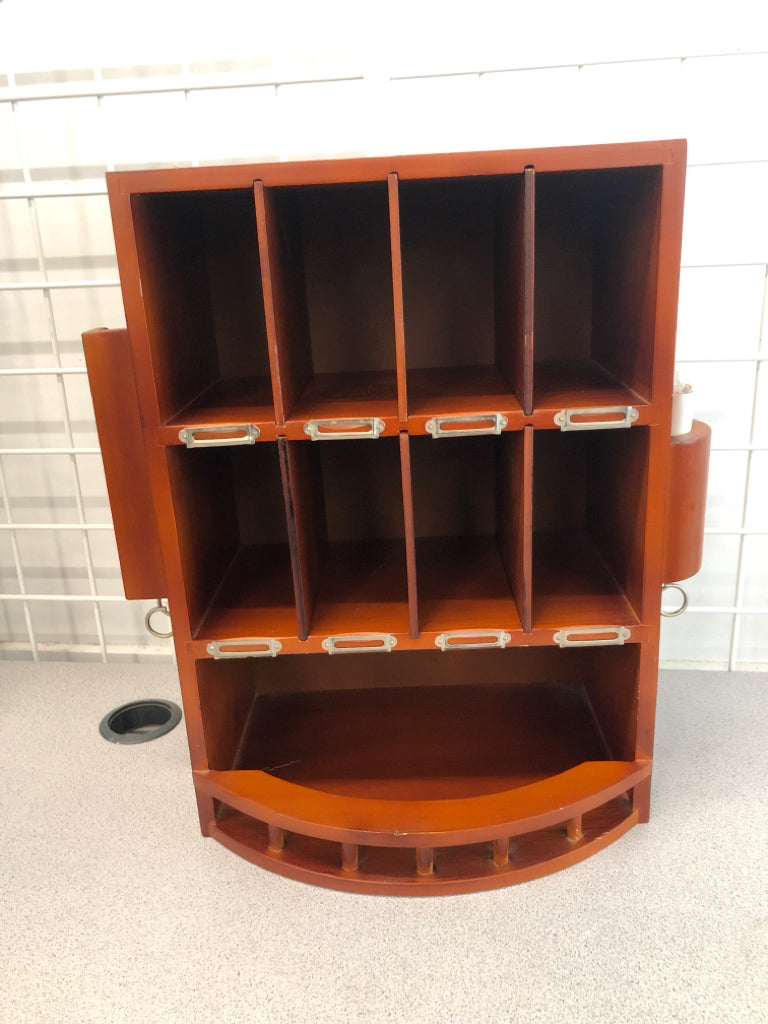 WOODEN ORGANIZER.