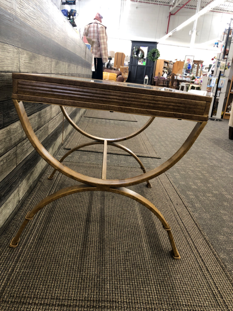 MODERN GLASS/METAL END TABLE.