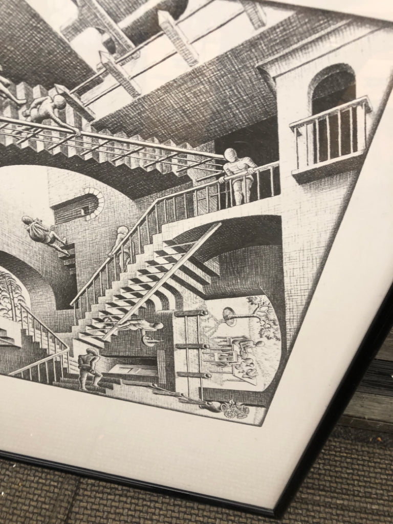 BLACK/WHITE OPTIC ILLUSION WALL ART.