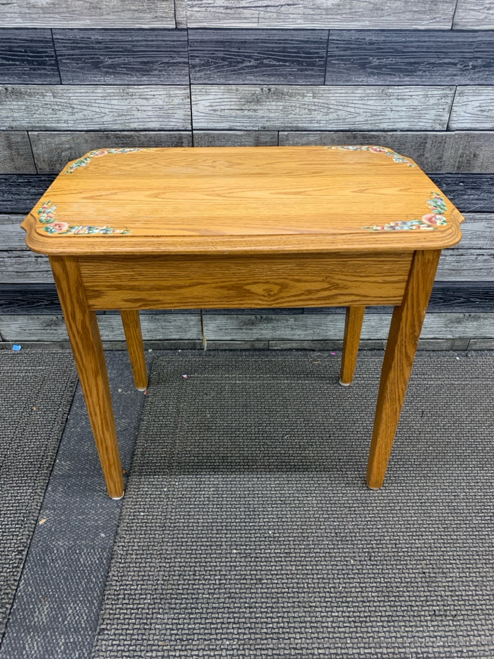 OAK RECTANGLE SIDE TABLE W/ PAINTED CORNERS.