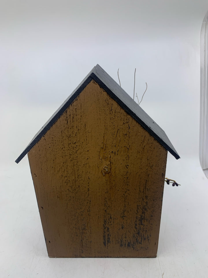 DECORATIVE PRIMITIVE STYLE TAN BIRD HOUSE W/ STAR PIP BERRIES.