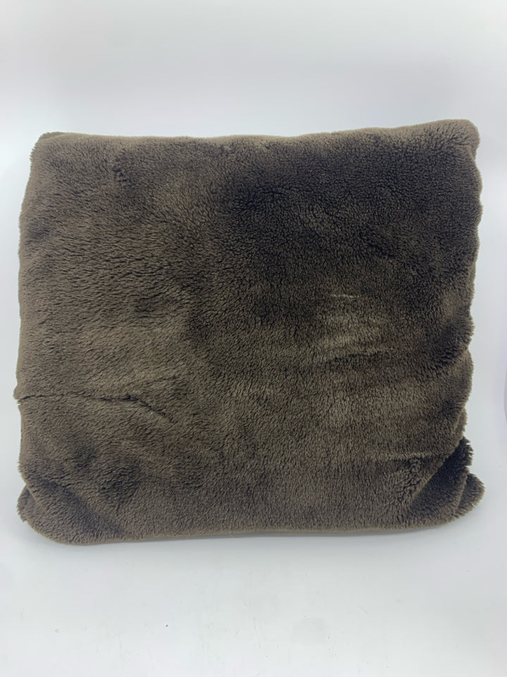 BROWN FUZZY SQUARE PILLOW.