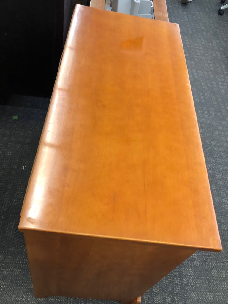 VTG WIDE 5-DRAWER JAMESTOWN BURNS MAPLE DRESSER.