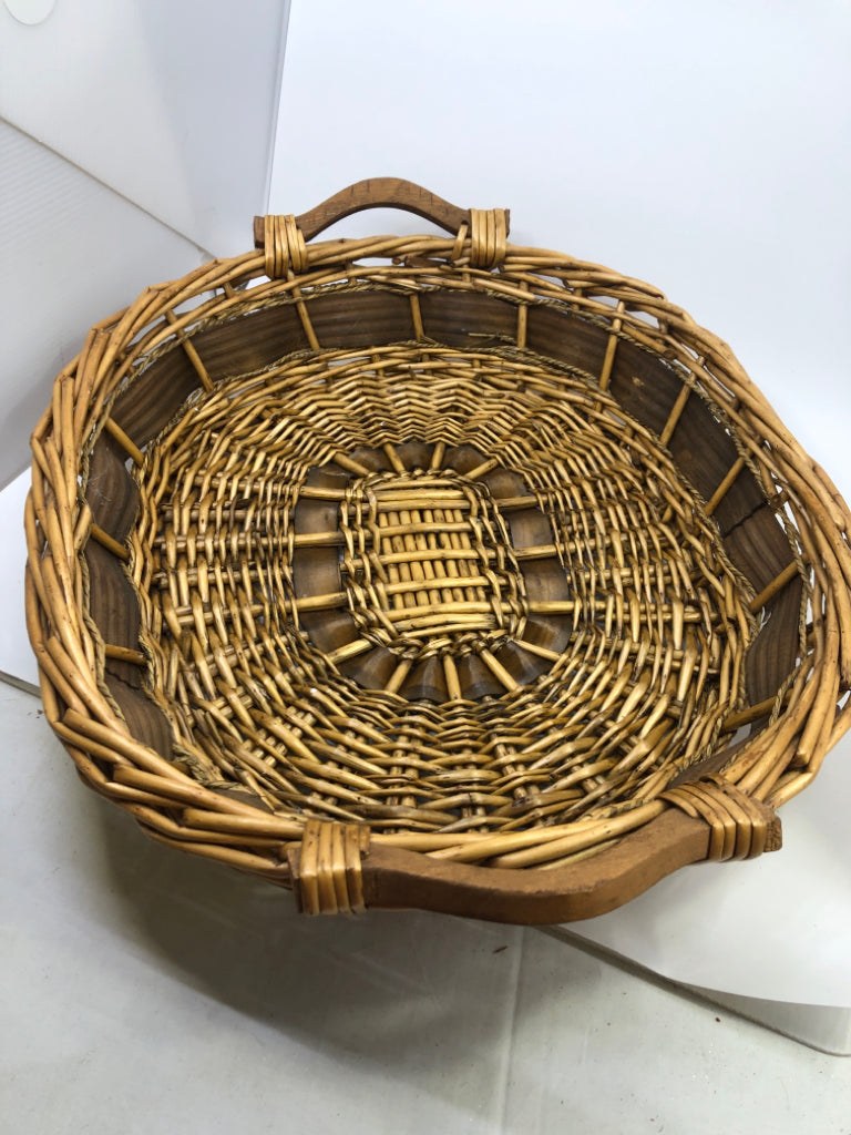 OVAL 2 TONE FLAT BASKET W/WOOD HANDLES.
