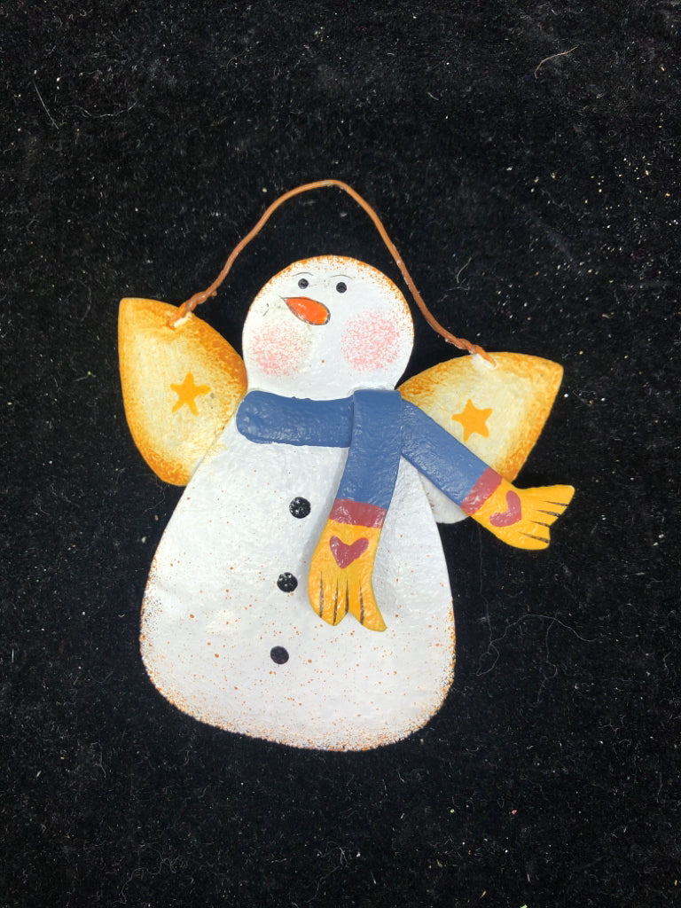 METAL SNOWMAN ORNAMENT.