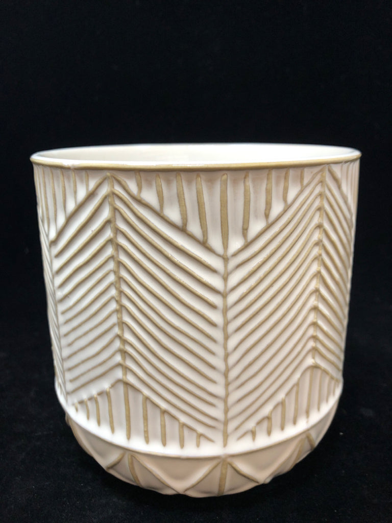 TEXTURED CREAM PLANTER.