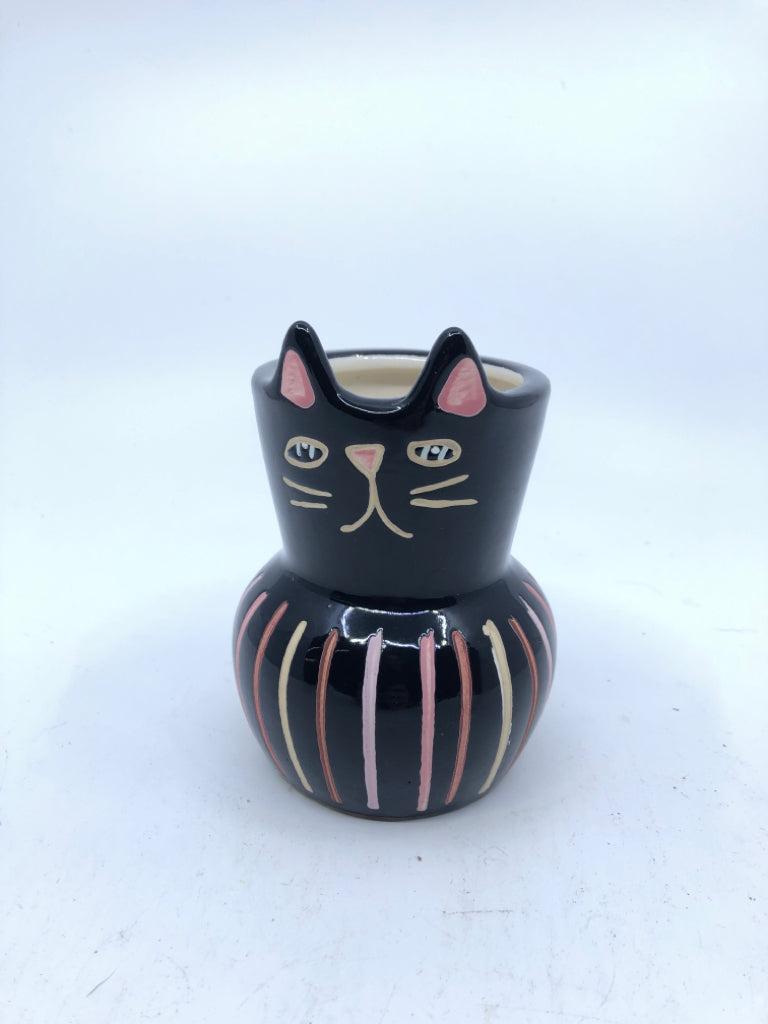 SMALL BLACK CAT VASE.