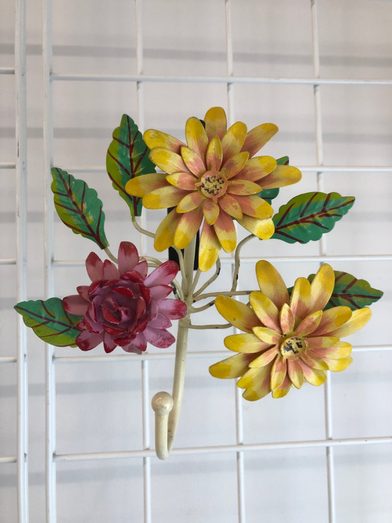 METAL FLOWER WALL HOOK.