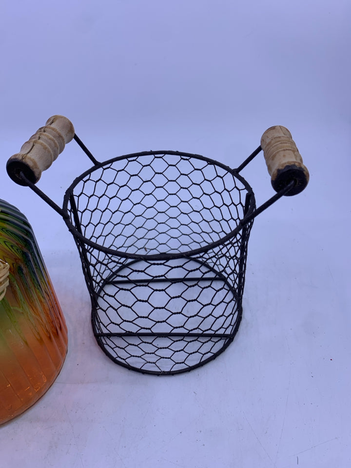 GLASS GREEN/ORANGE RIBBED JAR IN METAL CHICKEN WIRE INSERT CANDLE HOLDER.